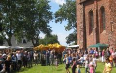 Moi Eevm markt rondom het kerkje van Termunten