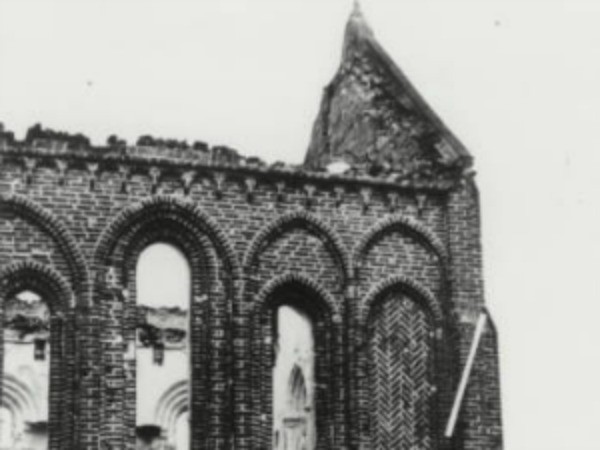 Beschadigde Kerk Termunten Exterieur door Tweede Wereldoorlog